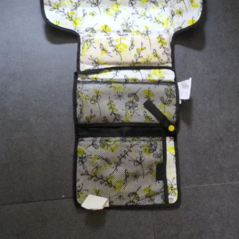 Munchkin Portable Diaper Travel Changing Pad Wipes